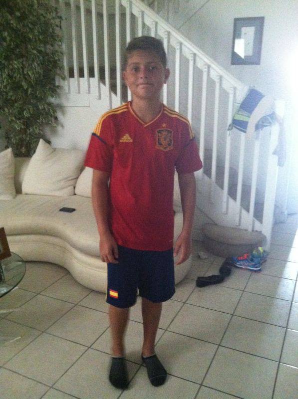 VICTOR CON UNIFORME DE LA SELECCIÓN DE ESPAÑA